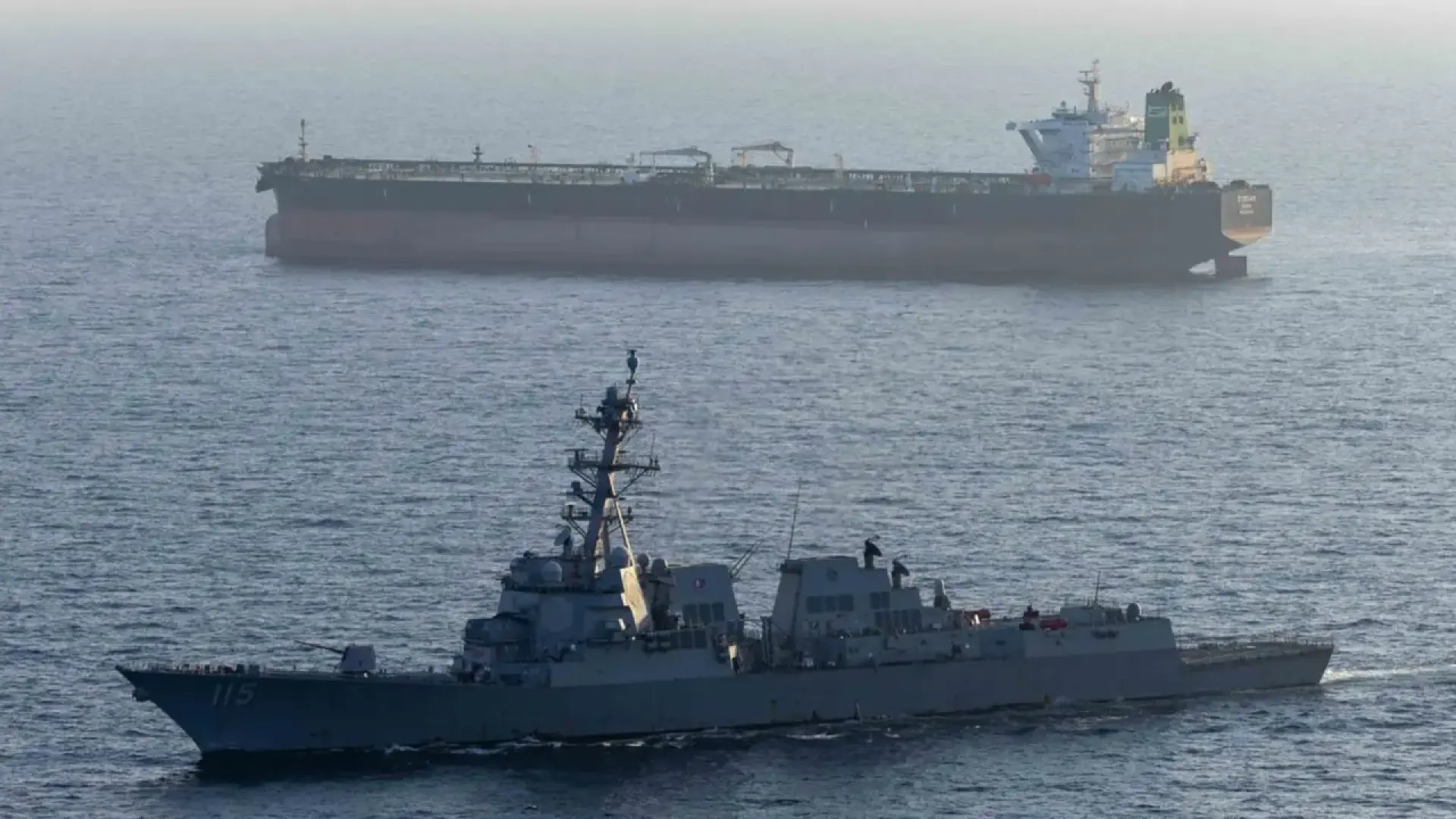EEUU ataca un barco que intentaba romper el bloqueo a Irán cerca de Ormuz